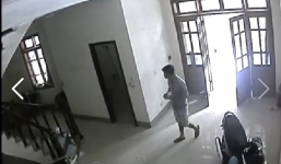 Clip: Kẻ gian đột nhập khu tập thể, trộm xe tay ga giữa ban ngày